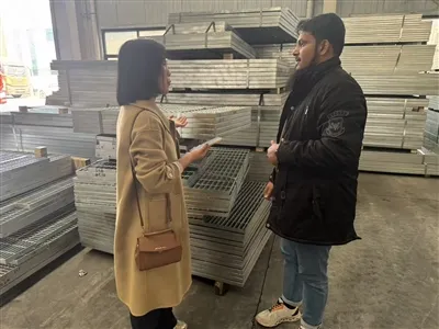 A katari vásárlók felkeresik a GNEE STEEL horganyzott acélrács gyártósorát